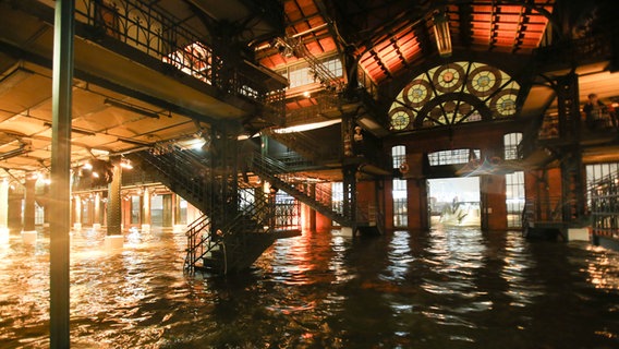 Die Fischauktionshalle am Hamburger Fischmarkt steht bei der Sturmflut unter Wasser. © dpa Foto: Bodo Marks