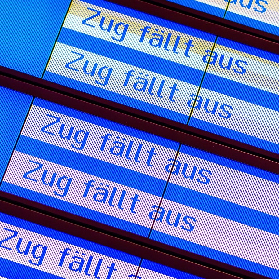 "Zug fällt aus" ist auf einer Anzeige an einem Bahnhof mehrfach zu lesen © picture alliance/dpa Foto: Moritz Frankenberg