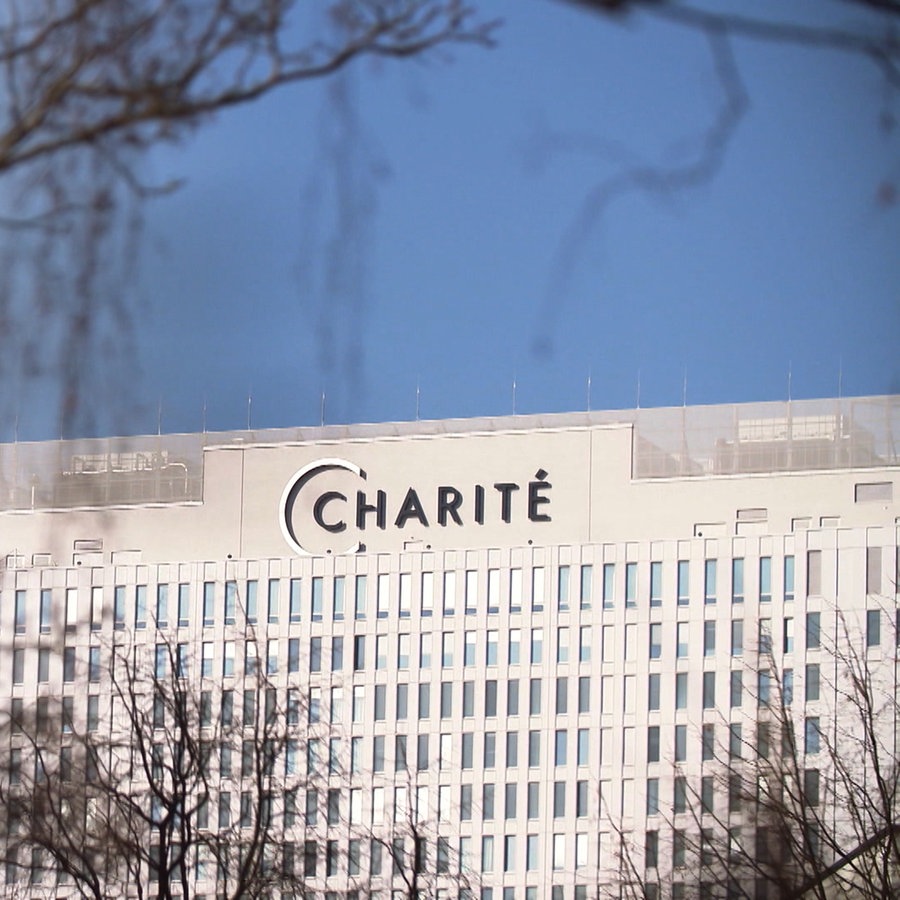 Blick auf das Klinikgebäude der Charité. © NDR 