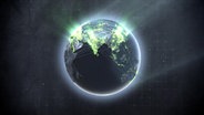 Blick auf eine Weltkugel mit strahlenden Lichtern in China und Europa. © NDR 
