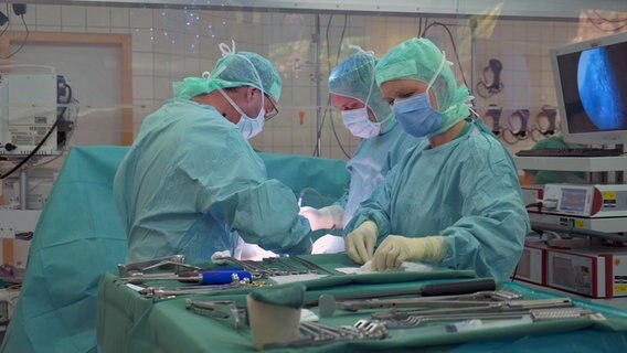 Ärzte operieren einen Patienten © NDR/ARD 