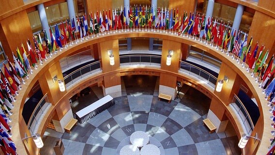 Fahnen aller Mitgliedsstaaten in einem Bürogebäude der Weltbank in Washington, D.C. © picture alliance/JOKER Foto: Hartwig Lohmeyer