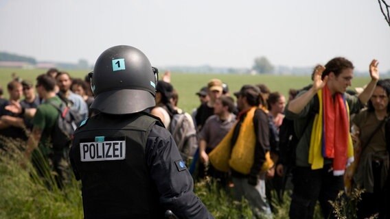 Polizist beobachtet Globalisierungskritiker in Rostock, Heiligendamm © picture alliance / imageBROKER Foto: Christian Mang