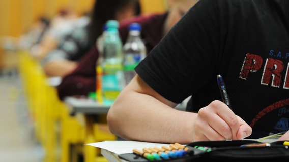 Abiturienten schreiben eine Abiturprüfung. © dpa-Bildfunk Foto: Armin Weigel