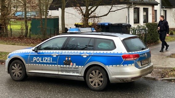 Ein Polizeiauto steht vor einem Haus. Im Zusammenhang mit einer geplanten Abschiebung gibt es in einer Kirchengemeinde in Schwerin am Mittwochmorgen einen größeren Polizeieinsatz. © dpa-Bildfunk Foto: Frank Pfaff