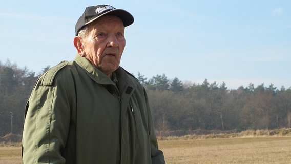 Augenzeuge Alfred Tschaepe geht über ein Feld bei Boizenburg, auf dem Wrackteile vor 60 Jahren aufschlugen. © NDR.de Foto: Henning Strüber