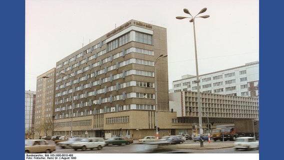 Das 1971 eingeweihte Gebäude von ADN und ADN-Zentralbild in Berlin  Foto: Dr. Heinz Frotscher