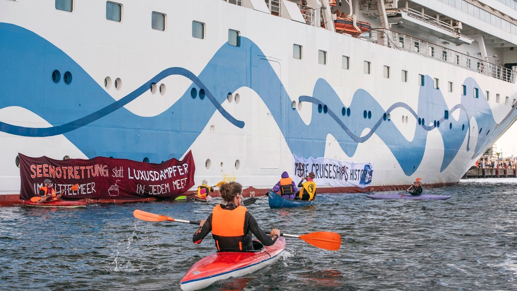 Rostock: Klimaaktivisten verzögern Auslaufen von Kreuzfahrtschiff