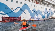Aktivisten am Kreuzfahrtschiff "Aida Diva" © Frank Hormann/dpa 