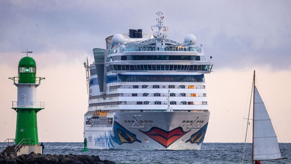 Das Kreuzfahrtschiff "Aidadiva" läuft in den Hafen von Rostock ein und eröffnet als erstes Schiff die Rostocker Kreuzfahrtsaison 2022. © dpa-Bildfunk Foto: Jens Büttner