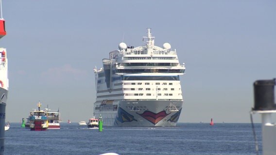 Das Kreuzfahrtschiff AIDAmar fährt in den Überseehafen Rostock ein. © NDR 