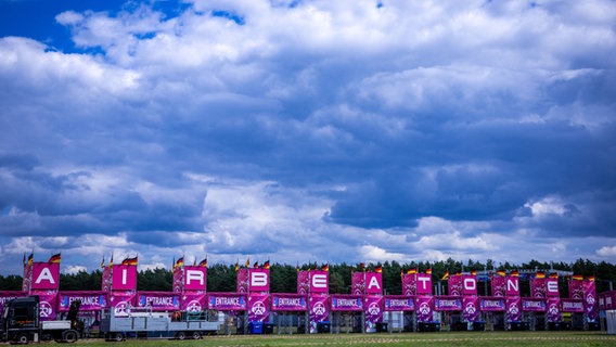 Der Haupteingang für das Musikfestival Airbeat One ist auf dem Flugplatz bereits aufgebaut © dpa Foto: Jens Büttner