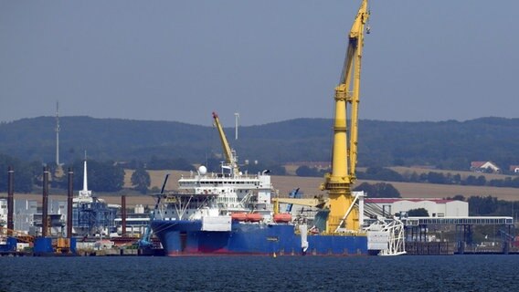 Das russische Verlegeschiff "Akademik Tscherski" liegt im Hafen von Sassnitz-Mukran. © dpa-Bildfunk Foto: Stefan Sauer