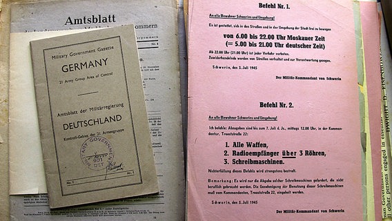 Papiere mit Befehlen an die Schweriner Bevölkerung während der Besatzung nach dem Zweiten Weltkrieg. © Stadtarchiv Schwerin Foto: Henning Strüber