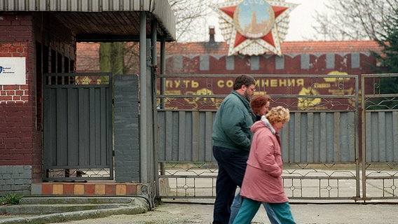 Das Tor einer ehemaligen Sowjetkaserne in Schwerin. © picture-alliance Foto: Jens Büttner
