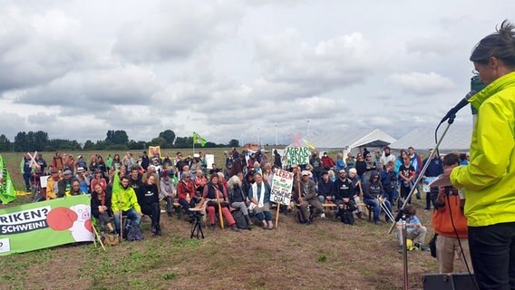 Rund 400 Menschen haben in Alt Tellin gegen Massentierhaltung demonstriert. Sie erinnerten an die Brandkatastrophe in der Schweineaufzuchtanlage Alt Tellin (Kreis Vorpommern-Greifswald). © dpa-Bildfunk Foto: Sven-Peter Martens
