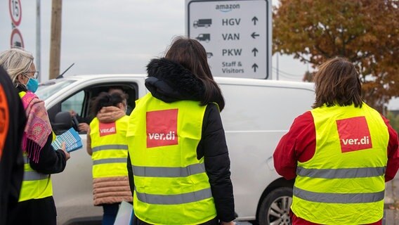 Neubrandenburg: Vor dem neuen Verteilzentrum des US-Versandhändlers Amazon stehen Gewerkschaftsmitglieder und verschiedene Initiativen. © dpa-Bildfunk Foto: Stefan Sauer