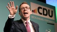 Philipp Amthor, CDU-Bundestagsabgeordneter und künftiger neuer Generalsekretär des CDU-Landesverbandes Mecklenburg-Vorpommern, spricht zu den Delegierten. © Bernd Wüstneck/dpa Foto: Bernd Wüstneck/dpa