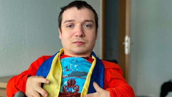 Ein junger aus der Ukraine geflüchteter Mann in einer Interviewssituation © NDR MV Foto: NDR MV