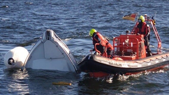 Retter bei gekentertem Angelboot in der Ostsee.  Foto: Torsten Schulz