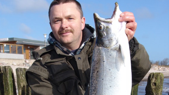 Angler Rolf Hehmke mit Meerforelle aus Süssauer Strand. © NDR Foto: Rolf Hehmke aus Parchim