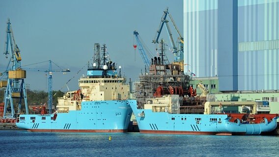 Zwei sogenannte Ankerziehversorger - Spezialschiffe für Bohrinseln - liegen am 05.05.2010 am Ausrüstungskai der Stralsunder Volkswerft. © dpa Foto: Stefan Sauer