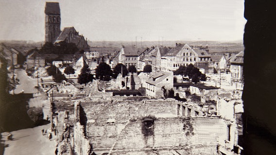 Ein Foto des städtischen Museums in Anklam zeigt um 1946 die zerstörte Steinstraße von Anklam. © Museum Anklam Foto: Museum Anklam