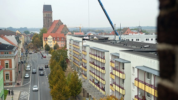 Die Backsteinkirche St. Marien, sanierte Bürgerhäuser und ein Plattenbau in der Steinstraße im Zentrum der Hansestadt Anklam. © dpa-Bildfunk Foto: Stefan Sauer