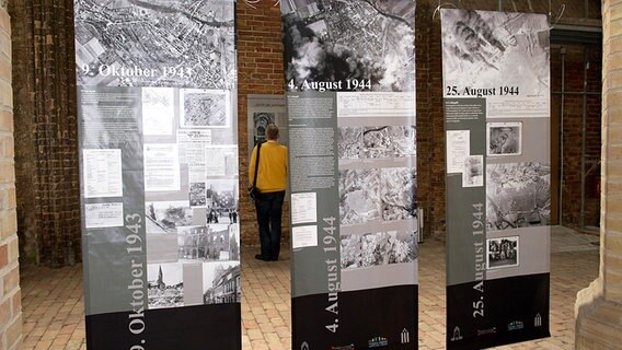 Historische Fotos hängen in der Sonderausstellung "Anklam im Krieg - eine Chronik" in der St. Nikolaikirche von Anklam. © dpa-Bildfunk Foto: Stefan Sauer