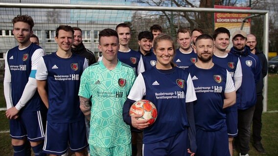 Die Fußballerin Anna Geßner mit ihrem Team, den Greifswalder Hengsten. © Lars Kohstall Foto: Lars Kohstall