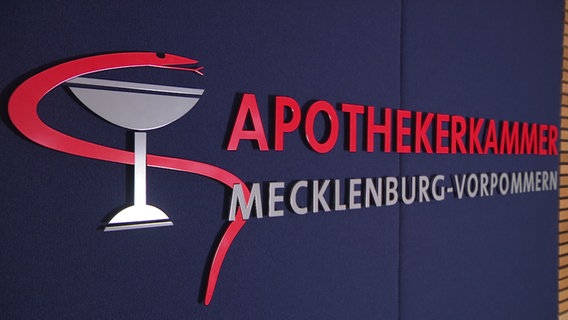 Der Schriftzug im Eingangsbereich der Apothekerkammer Mecklenburg-Vorpommern. © NDR Foto: screenshot