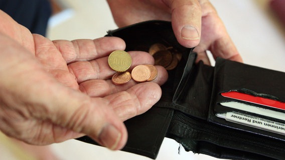 Ein Senior hält etwas Kleingeld in der Hand. © picture alliance / dpa Themendienst Foto: Mascha Brichta