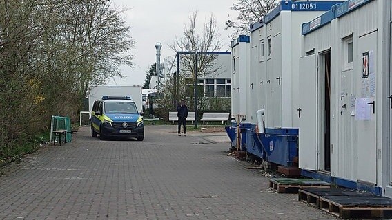 Ein Polizeiauto auf dem Geländer der Gemeinschaftsunterkunft für Asylbewerber in Rostock © Stefan Tretropp Foto: Stefan Tretropp