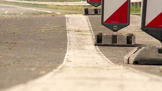 Die Fahrbahn der Bundesautobahn A20 in Fahrtrichtung Lübeck ist bei Tribsees im Trebeltal mehr als einen halben Meter abgesackt. © NDR Foto: NDR