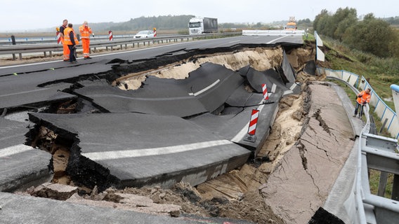 Das abgesackte Autobahnteilstück der A20 an der Trebeltalbrücke bei Tribsees (Mecklenburg-Vorpommern) wird am 10.10.2017 von Fachleuten begutachtet. Die Fahrbahn in Richtung Westen war Ende September auf rund 100 Metern Länge etwa einen halben Meter abgesackt, jetzt ist sie metertief weggebrochen. © dpa Bildfunk Foto: Bernd Wüstneck