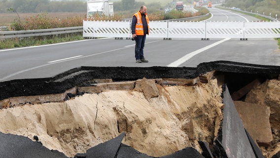 Das abgesackte Autobahnteilstück der A20 an der Trebeltalbrücke bei Tribsees (Mecklenburg-Vorpommern) wird am 10.10.2017 von Fachleuten begutachtet. Die Fahrbahn in Richtung Westen war Ende September auf rund 100 Metern Länge etwa einen halben Meter abgesackt, jetzt ist sie metertief weggebrochen. © dpa Bildfunk Foto: Bernd Wüstneck