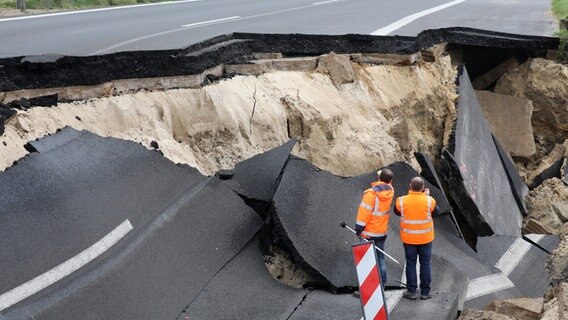 Das abgesackte Autobahnteilstück der A20 an der Trebeltalbrücke bei Tribsees (Mecklenburg-Vorpommern) wird am 10.10.2017 von Fachleuten begutachtet. Die Fahrbahn in Richtung Westen war Ende September auf rund 100 Metern Länge etwa einen halben Meter abgesackt, jetzt ist sie metertief weggebrochen. © dpa Bildfunk Foto: Bernd Wüstneck