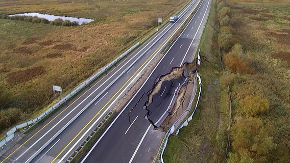 Das abgesackte Autobahnteilstück der A20 an der Trebeltalbrücke bei Tribsees. © NDR Foto: NDR