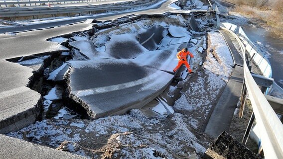 Autobahnabschnitt bei Tribsees ist abgesackt. © dpa-Bildfunk Foto: Bernd Wüstneck