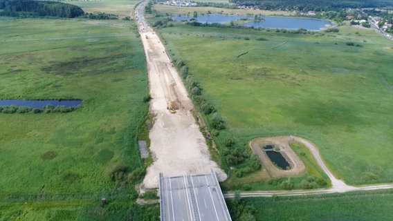 Nachdem die Fahrbahndecke abgetragen ist, ist die A 20 bei Tribsees auf 800 Metern Länge ein Sandweg. © NDR Foto: NDR