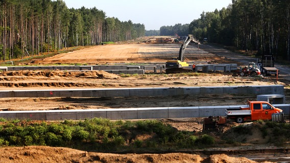 Autobahnkreuz A 14 im Ausbau Autobahnkreuz A 14 im Ausbau © DPA-Bildfunk Foto: Bernd Wüstneck