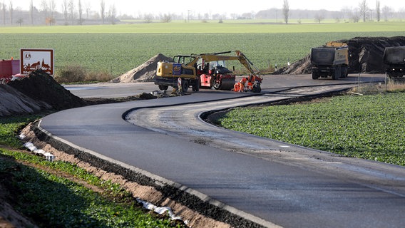 Bauarbeiten an Behelfs-Anschlussstelle für die A 20 bei Tribsees © dpa-Bildfunk Foto: Bernd Wüstneck