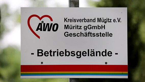 Ein Schild der AWO-Geschäftsstelle Kreisverband Müritz. (Archiv) © dpa-Bildfunk Foto: Bernd Wüstneck