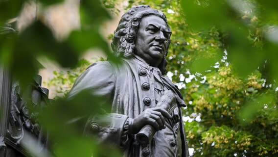 Das Bachdenkmal steht vor der Thomaskirche in Leipzig. Nach Rostock kam der Komponist und Thomaskantor nie - aber seine Musik wird auch dort geschätzt und gespielt. Bis 23. Oktober finden dort die dritten Bachtage Rostock statt. © dpa Foto: Jan Woitas