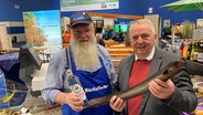 Mecklenburg-Vorpommerns Landwirtschaftsminister Till Backhaus (SPD) und ein Müritzfischer bei der Eröffnung der Grünen Woche in Berlin. © NDR Foto: Franziska Drewes