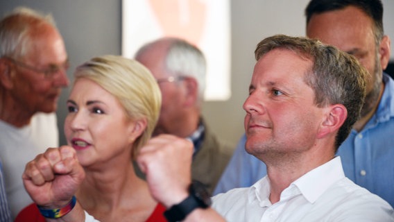 Schwerin: Rico Badenschier (SPD) und Manuela Schwesig (SPD), Ministerpräsidentin von Mecklenburg-Vorpommern, bei der Bekanntgabe des vorläufigen Wahlergebnisses der heutigen Stichwahl zur Oberbürgermeister-Wahl in Schwerin. © Frank Hormann/dpa +++ dpa-Bildfunk +++ Foto: Frank Hormann/dpa +++ dpa-Bildfunk +++