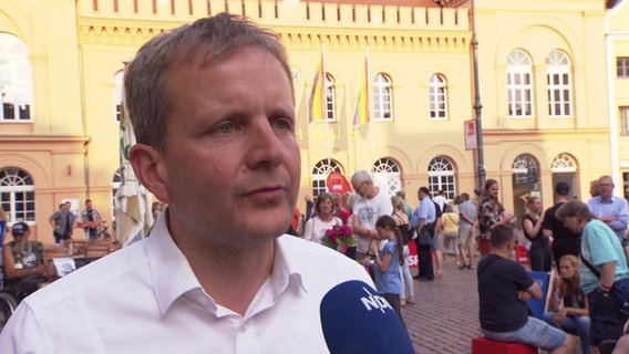 Rico Badenschier (SPD) gibt auf dem Marktplatz in Schwerin ein Interview. © NDR 