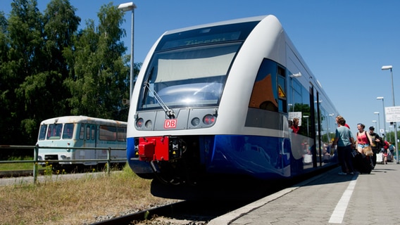 Zwei Züge der Usedomer Bäderbahn stehen im Gleis. © dpa Foto: Stefan Sauer