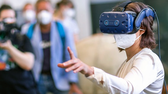 Rostock: Annalena Baerbock (Bündnis 90/Die Grünen), Foreign Minister, looks into virtual reality glasses during her visit to the Fraunhofer Institute for Graphic Data Processing at the start of her ten-day trip to Germany.  © Jens Büttner/dpa Photo: Jens Büttner