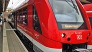 Ein Zug steht an einem Bahnsteig. © NDR Foto: Michael Fengler